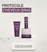 Le texte se lit comme suit : « PROTOCOLE » et « CHEVEUX GRAS », « DÉCOUVREZ ». Plusieurs produits de soins capillaires emballés en violet, disposés selon la présentation des produits.