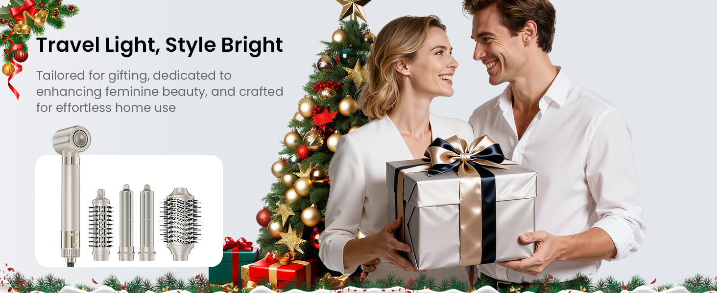 Le texte indique « Travel Light, Style Bright ». Scène sur le thème des fêtes avec des décorations de Noël, avec un sapin décoré et un décor intérieur festif.