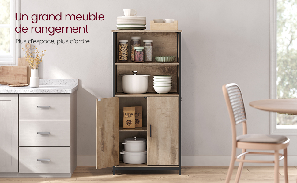 une armoire de cuisine avec une étagère et une étagère avec de la vaisselle et des bols dessus.