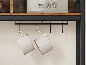 Deux tasses en céramique blanche suspendues à des crochets sur une étagère murale en bois, présentant une solution de rangement minimaliste