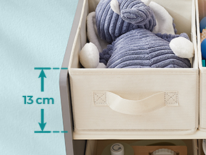 Gros plan d'un tiroir de rangement contenant du fil bleu et des pompons blancs. La superposition des mesures indique une hauteur de tiroir de 13 cm.